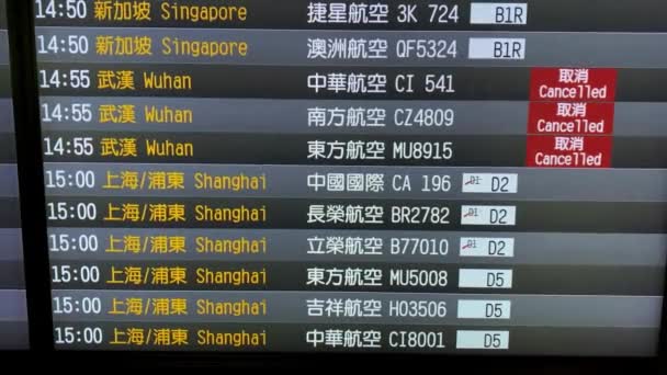 Airport Board Met Geannuleerde Vliegtuigen Naar Wuhan Vanwege Het Coronavirus — Stockvideo