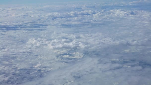 天空和云彩的美妙景象 天空和云彩上的阳光 从空中透过飞机的窗户看到的 乘坐飞机旅行的旅客Pov的美丽景色 在机舱的旅客 Dan — 图库视频影像