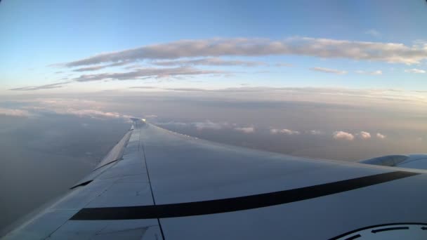 台湾島のビーチの空中ビュー 飛行機の窓から見える飛行機の翼をご覧ください 乗客のハメが空路で移動 灰色の空と雲との飛行中の航空機 — ストック動画