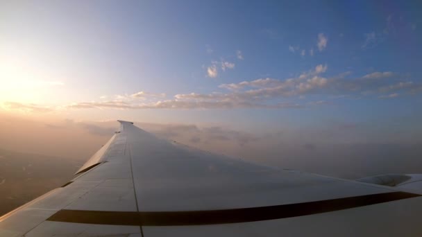 Hermoso Crepúsculo Nubes Desde Arriba Ala Del Avión Puesta Sol — Vídeo de stock