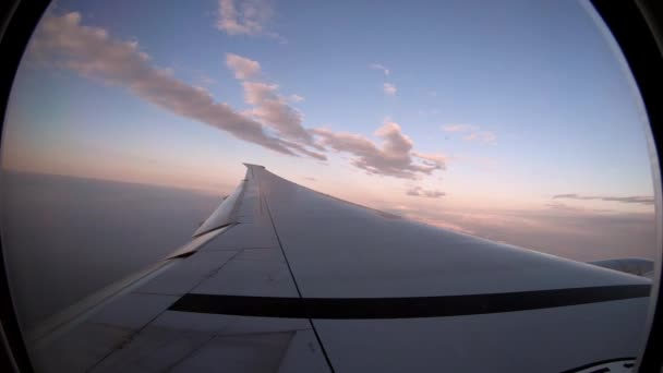 上記からの美しい雲は 飛行機の窓から見た 空気中を旅する 美しい青空との飛行旅行でタービンと飛行機の翼でキャビン内の旅行者のビュー — ストック動画