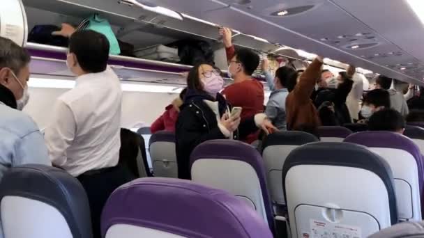 Taipei Taiwan Februari 2020 Binnenvliegtuig Mannelijke Vrouwelijke Passagiers Met Chirurgisch — Stockvideo