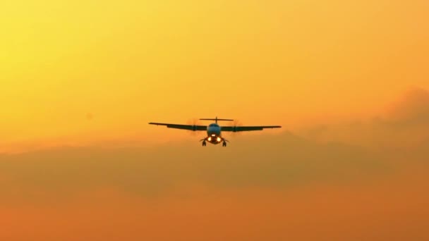 スローモーション飛行機は日没の空を飛ぶ 頭上を飛んでいる商用旅客機 ジェット飛行機国内空港で着陸または駐車場を離陸します 120Fps Danの速度でのスローモーション — ストック動画