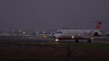 Taipei, Tayvan-28 Ekim 2016: Yavaş çekim Jet Uçak Havaalanından Kalkışa Hazırlanıyor. Ticari Yolcu Uçağı pistten kalkıyor. Uçak gece uçuyor. Yavaş çekim oranı 120 fps-Dan
