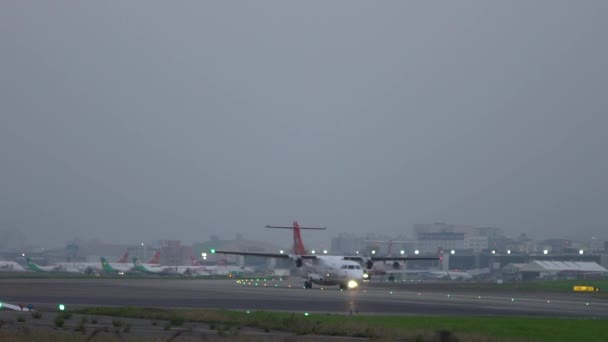 台湾台北 2016年10月28日 慢速喷气式飞机准备从机场起飞 商业客机在跑道上起飞 飞机在夜间飞行 慢动作速度120 Fps Dan — 图库视频影像