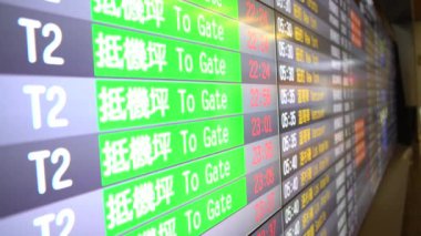 4K Uluslararası varış panosu çeşitli dillerde uçuş çizelgesinde gösterildi. Ekran zaman çizelgesi olan bekleme odası Tayvan 'a vardı.