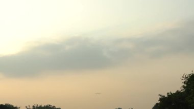 4K Bir Ticari Yolcu Uçağı Tepemizde Uçuyor. Jet uçağı ya iniş yapacak ya da ulusal havaalanına park edecek. Gündüz vakti uçak uçar Dan.