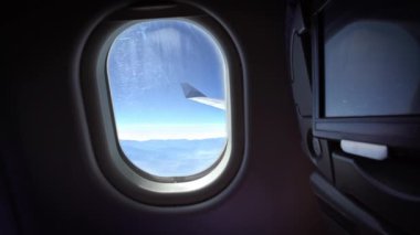 4K hava yoluyla seyahat ediyor. Tayvan dağlarının muhteşem manzarası, bir uçak penceresinden görüldüğü gibi, uçak kanadı Dan.
