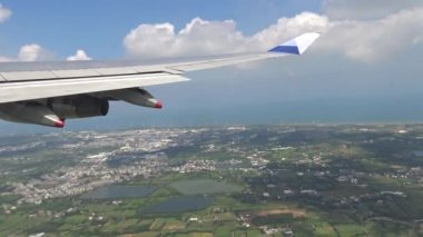 , Tayvan-04 Temmuz, 2017: 4K Hava Yolları. Tayvan Adası 'ndaki bir şehrin havadan görünüşü, Uçuş-Dan sırasında bir uçak penceresinden görüldüğü gibi arka plandaki uçağın ve dağın kanadını görün.