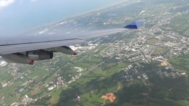 , Tayvan-04 Temmuz, 2017: 4K Hava Yolları. Tayvan Adası 'ndaki bir şehrin havadan görünüşü, Uçuş-Dan sırasında bir uçak penceresinden görüldüğü gibi arka plandaki uçağın ve dağın kanadını görün.