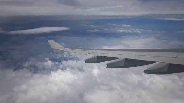 4K空の旅 飛行機の窓ダンを通して見られるように 空と上から海に多くの雲を持つ空中の景色 — ストック動画
