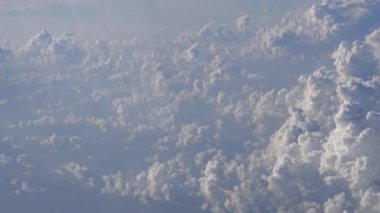 4K Hd Ultra, hava yoluyla seyahat ediyor. Gökyüzü ve bulutların muhteşem manzarası, yukarıdaki güneş ışığı, bir uçak penceresinden görülebildiği gibi - Dan