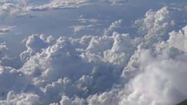 4K Hd Ultra, hava yoluyla seyahat ediyor. Gökyüzü ve bulutların muhteşem manzarası, yukarıdaki güneş ışığı, bir uçak penceresinden görülebildiği gibi - Dan