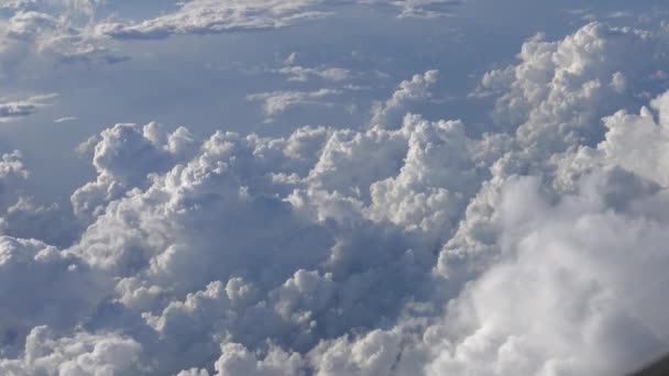 Ultra 乘飞机旅行 天空和云彩的美妙景象 天空和云彩上的阳光从上方照射下来 就像从飞机上的窗户看到的那样 — 图库视频影像