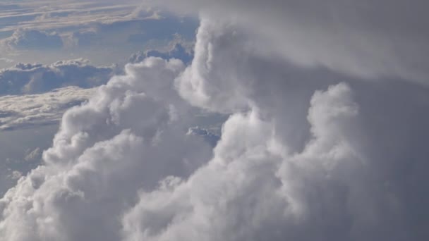 4K Hd Ultra, Voyager par avion. Magnifique vue sur le ciel et les nuages avec la lumière du soleil d'en haut, vue à travers une fenêtre d'avion Dan 