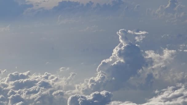 4K Hd Ultra, Voyager par avion. Magnifique vue sur le ciel et les nuages avec la lumière du soleil d'en haut, vue à travers une fenêtre d'avion Dan 