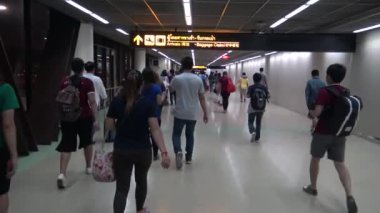 Tayland-08 Nisan 2016: 4k İnsanlar Don Mueang uluslararası havaalanına geliyor. Tayland havaalanı terminalinde yürüyen gezginler.