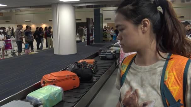 Thailand April 2016 Asian Girl Waiting Luggage Woman Arrive Don — Stock Video