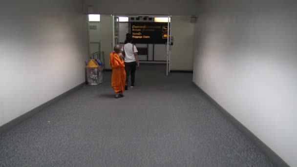 Таиланд Апрель 2016 Пассажир Монах Путешествующий Между Воротами Внутри Прибытия — стоковое видео