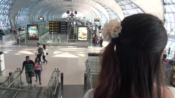 2016年4月9日 4K名头戴鲜花的亚洲美女抵达泰国的苏瓦纳巴机场 在曼谷 丹机场候机楼内行走的旅客 — 图库视频影像