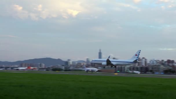 Taipei Taiwán Noviembre 2018 Aviones Comerciales Pasajeros Aterrizando Con Vista — Vídeos de Stock