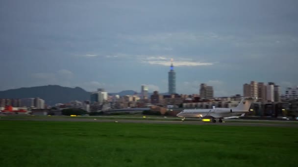 Taipei Taiwan Listopad 2018 Aircraft Landing View Taipei 101 Tower — Stock video