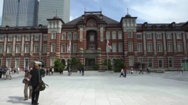 Dış gün Tokyo İstasyonu 'nda 4 bin kişi yürüyor. Japonya-Dan Marunouchi 'deki tren istasyonu.