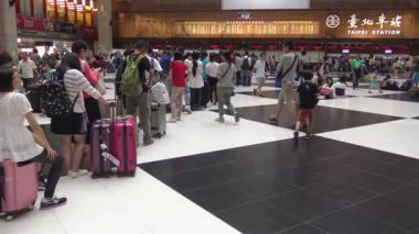 Taipei, Tayvan-29 Eylül 2015: Taipei ana istasyonunda tren bileti, sabır ve klostrofobik seyahat Dan almak için sırada bekleyen 4 bin yolcu topluluğu