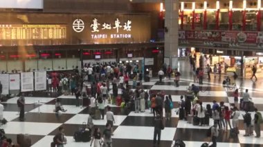 Taipei, Tayvan-29 Eylül 2015: Taipei ana istasyonunda tren bileti, sabır ve klostrofobik seyahat Dan almak için sırada bekleyen 4 bin yolcu topluluğu
