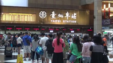 Taipei, Tayvan-29 Eylül 2015: Taipei ana istasyonunda tren bileti, sabır ve klostrofobik seyahat Dan almak için sırada bekleyen 4 bin yolcu topluluğu