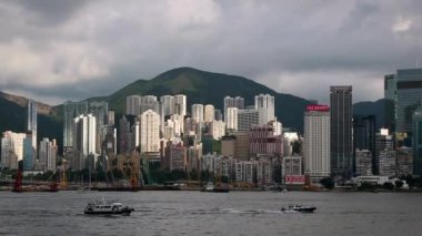 Kowloon, Hong Kong-18 Haziran 2016: Şehir planına sahip Hong Kong körfezinde feribot, Kowloon Körfezi-Dan manzaralı