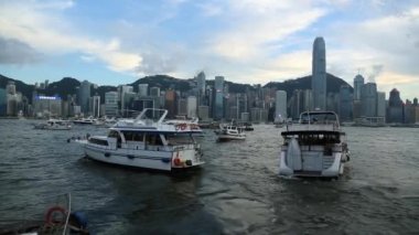 Kowloon, Hong Kong-18 Haziran 2016: turistler Kowloon Körfezi 'nden Hong Kong limanındaki bir feribota biniyorlar.