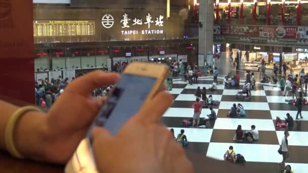 Taipei Taiwan Septembre 2015 Asian Woman Cheack Téléphone Foule Voyageurs — Video