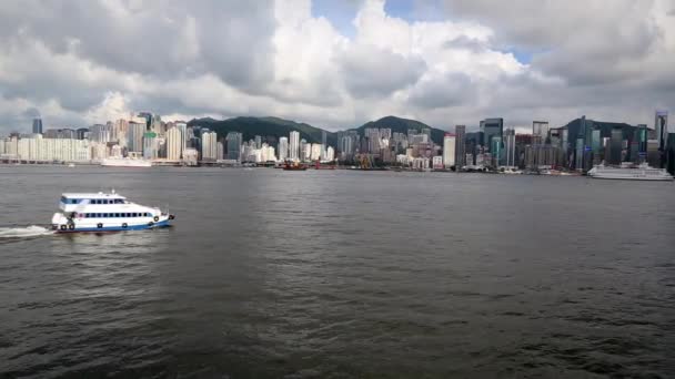 Ferry Bahía Hong Kong Con Fondo Del Paisaje Urbano Vista — Vídeo de stock