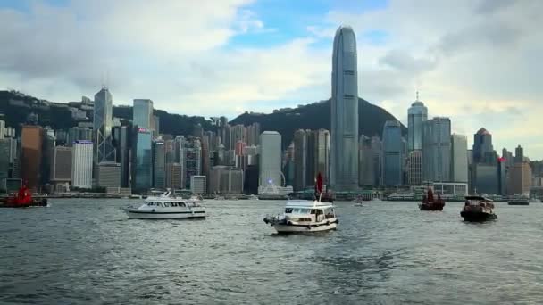 Fähre Der Bucht Von Hongkong Mit Dem Hintergrund Der Stadt — Stockvideo