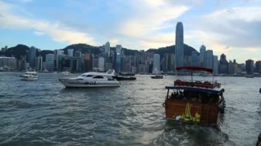 Kowloon, HongKong-18 Haziran 2016: Kowloon Körfezi 'nde tekne ve feribot manzaralı şehir manzarası, ufuk çizgisi Hong Kong arka planı