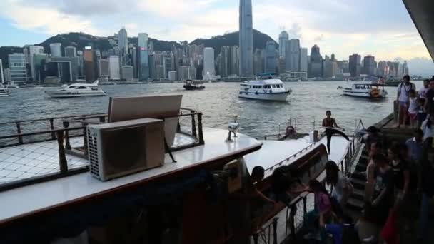 Kowloon Hong Kong Giugno 2016 Turisti Prendono Barca Kowloon Bay — Video Stock