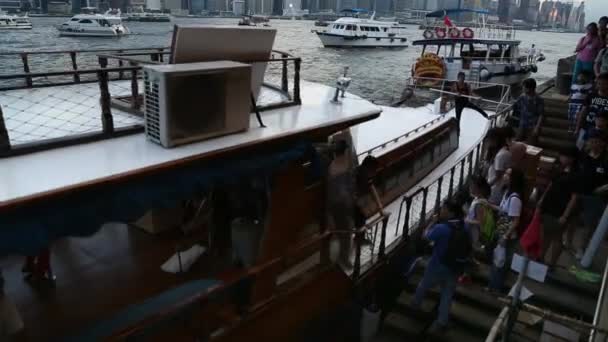 Kowloon Hongkong Juni 2016 Toeristen Nemen Boot Kowloon Bay Een — Stockvideo