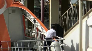 4K Shenzhen, Çin 'deki Shekou Feribot Terminali. Limana bir gemi geldi. Feribot Dan ile okyanus üzerinden seyahat etmek için popüler bir yol.