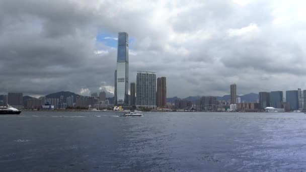 Ferry Bahía Hong Kong Con Fondo Paisaje Urbano Kowloon Vista — Vídeo de stock