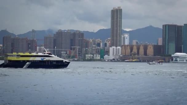 Ferry Bahía Hong Kong Con Fondo Paisaje Urbano Kowloon Vista — Vídeos de Stock