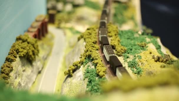 Escala Modelo Miniatura Comboio Vapor Ferroviário Com Vagões Está Dirigindo — Vídeo de Stock