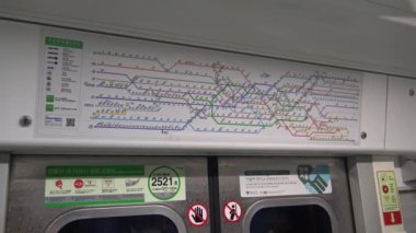 Seul, Güney Kore-12 Eylül 2015: 4K metro haritası, gezginler akıllı telefon kullanırken ve yolculuk sırasında konuşurken metronun içindeki haritanın bir işareti.