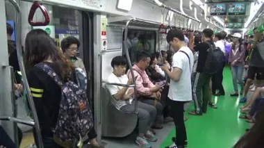 Seul, Güney Kore-12 Eylül 2015: 4K Koreli insan trafiğin en yoğun olduğu saatte metroya biniyor, kalabalık Seul tren istasyonundan geçiyor, gezginler metroya biniyor.