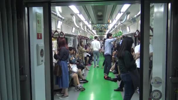 2015 사람들 스마트폰을 이용하여 지하철을 여행하고 지하철 여행중에 이야기를 나누다 — 비디오
