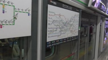 Seul, Güney Kore-12 Eylül 2015: Kore metro haritası, tren istasyonunda yürüyen gezginler arasında metro haritasının bir işareti.