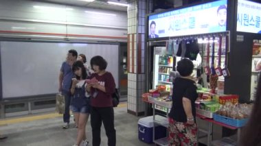 Seul, Güney Kore-12 Eylül 2015: Seul metro istasyonunda yürüyen 4K yolcusu
