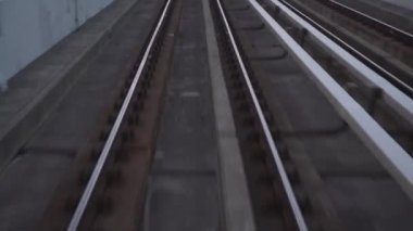 Güney Kore 'de Busan' ın 4K bakış açısı metro treni. Metropolitan City 'deki Metro Demiryolu Treni. Demiryolu Raylarının Görünümü - Dan