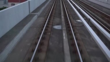Busan, Güney Kore-02 Temmuz 2017: 4K Bakış Alanı Busan Metro Treni Güney Kore. Metropolitan City 'deki Metro Demiryolu Treni. Demiryolu Raylarının Görünümü - Dan