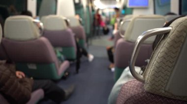 4K M.T.R Treni Hong Kong adasından gelen yolcularla birlikte havaalanına gider. Eskiden adı K.C.R-Dan 'di.